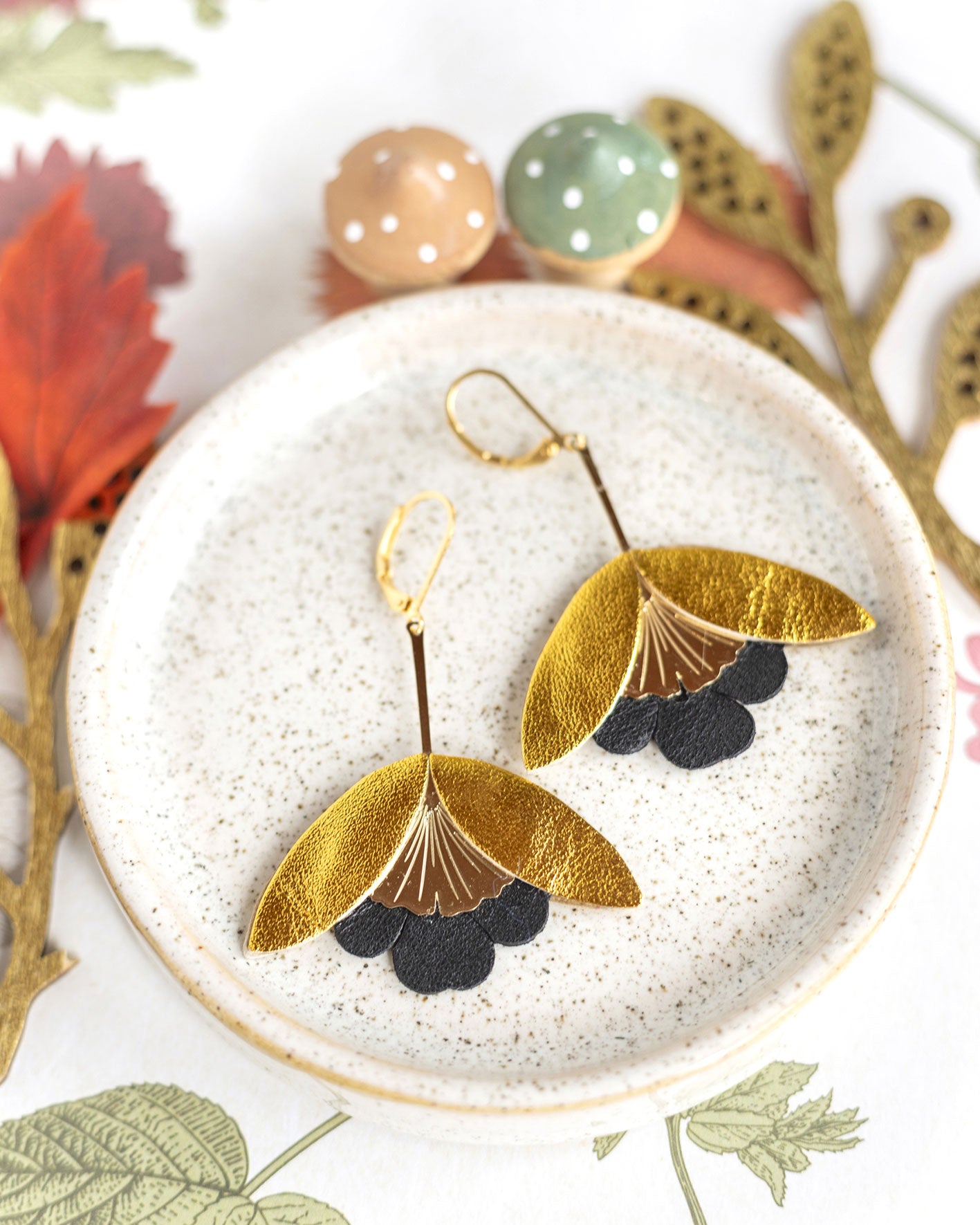 Boucles d'oreilles Fleurs de Ginkgo cuir doré et noir