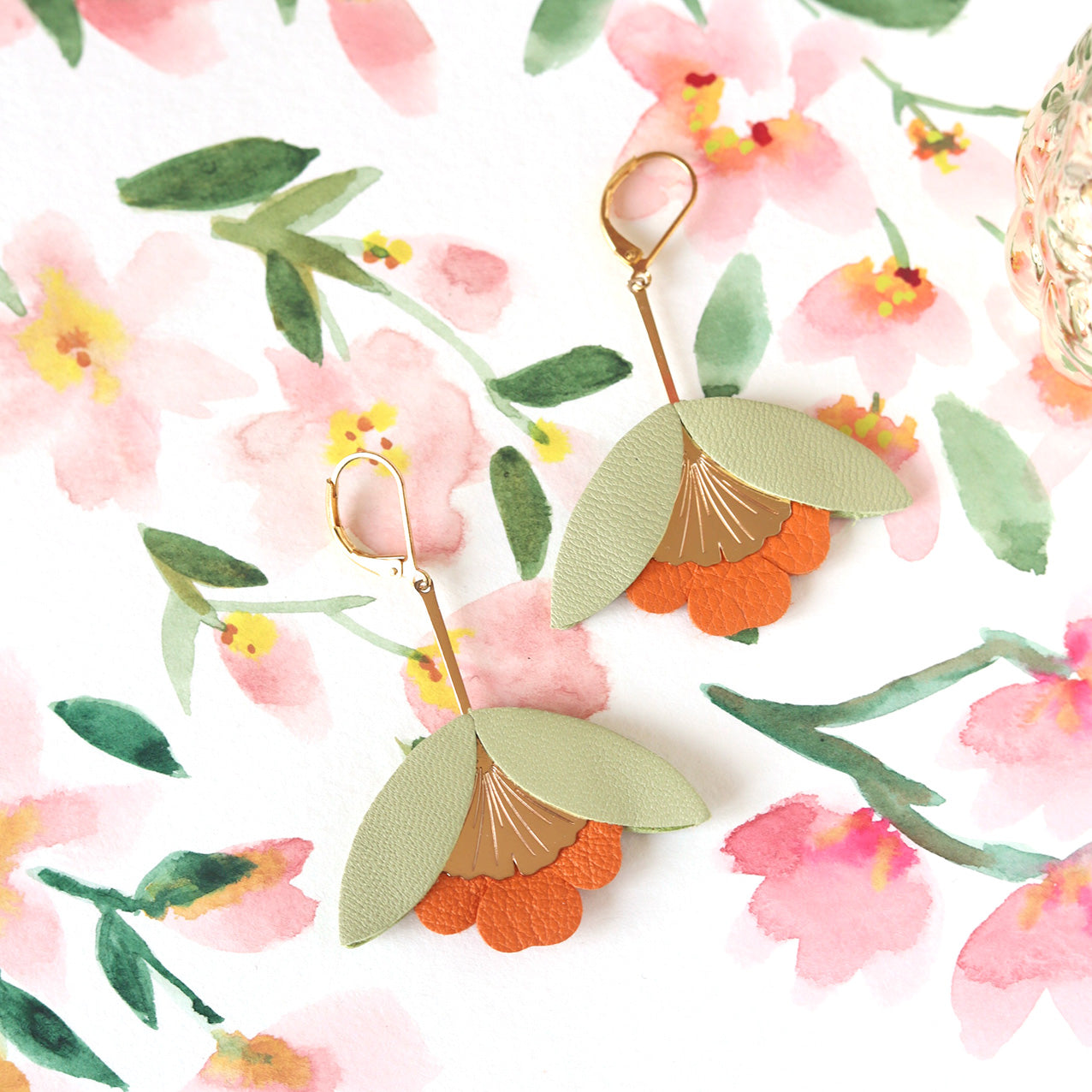 Ginkgo-Blumenohrringe aus pistaziengrünem und orangefarbenem Leder