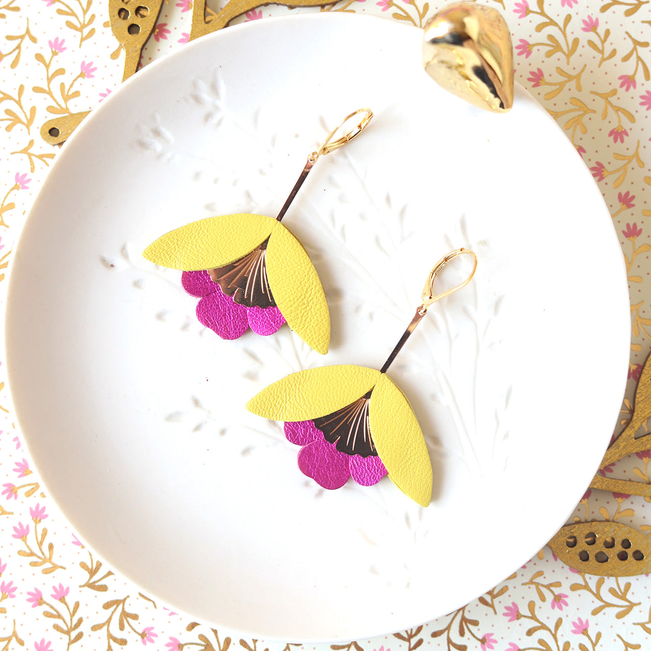 Ginkgo-Blumenohrringe aus leuchtend gelbem Leder und metallischem Fuchsia-Rosa