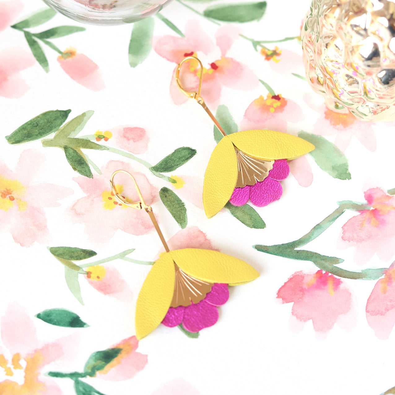 Ginkgo-Blumenohrringe aus leuchtend gelbem Leder und metallischem Fuchsia-Rosa