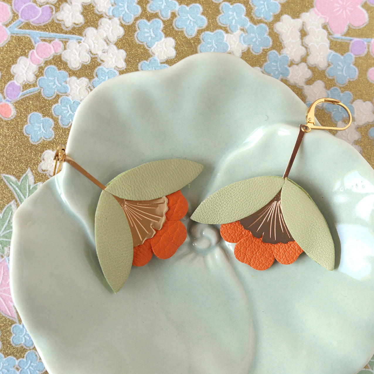 Boucles d'oreilles Fleur de Ginkgo cuir vert pistache et orange