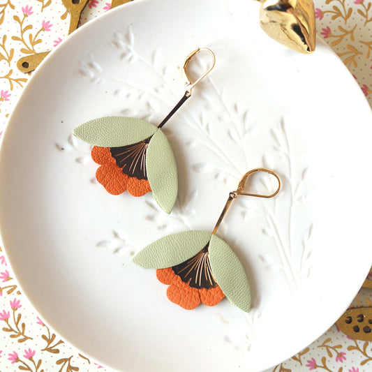 Ginkgo-Blumenohrringe aus pistaziengrünem und orangefarbenem Leder