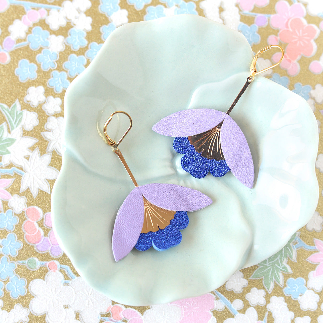 Boucles d'oreilles Fleur de Ginkgo cuir mauve et bleu outremer métallisé