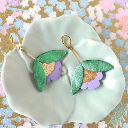 Boucles d'oreilles Fleur de Ginkgo cuir vert métallisé et mauve