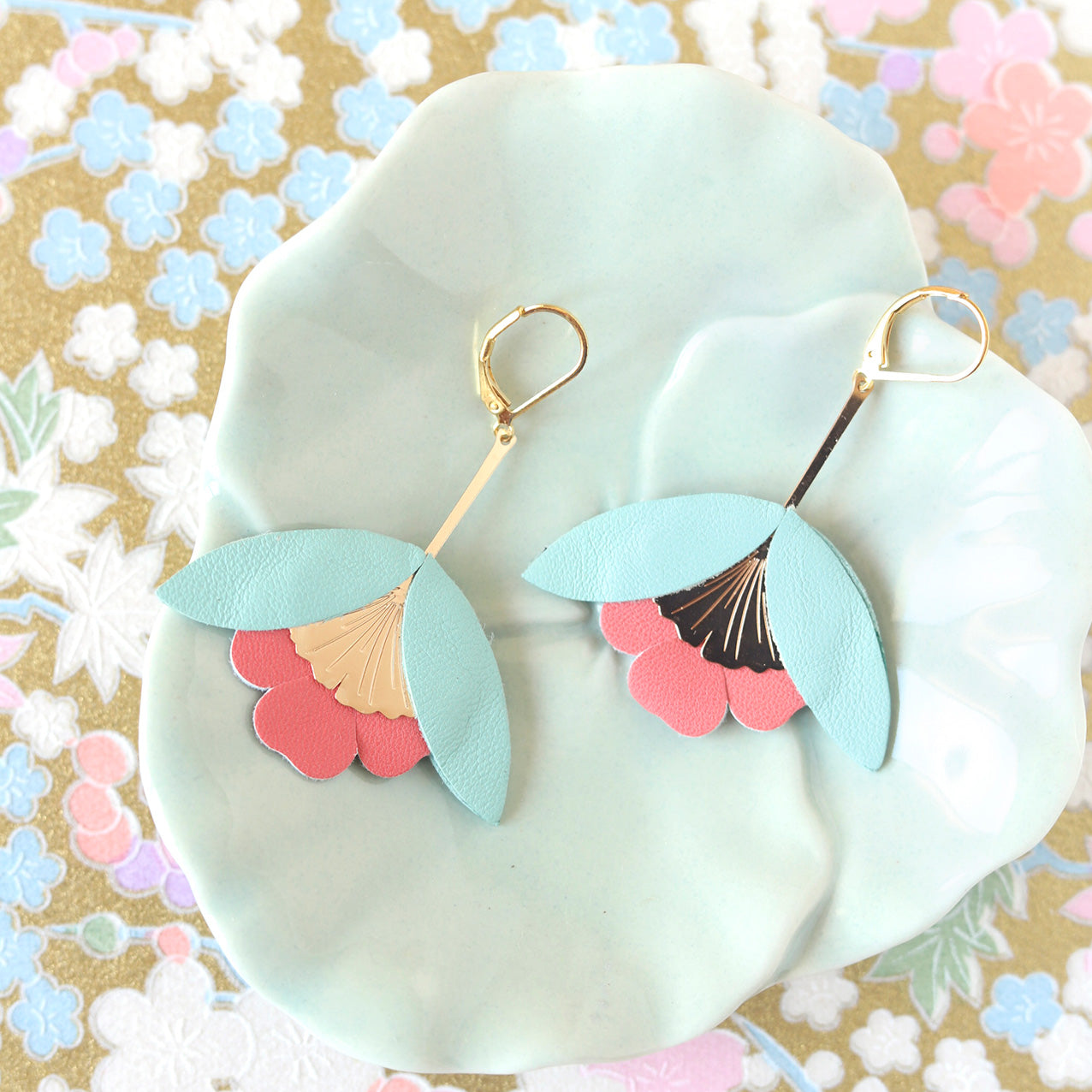 Boucles d'oreilles Fleur de Ginkgo cuir bleu aigue-marine et rose dahlia