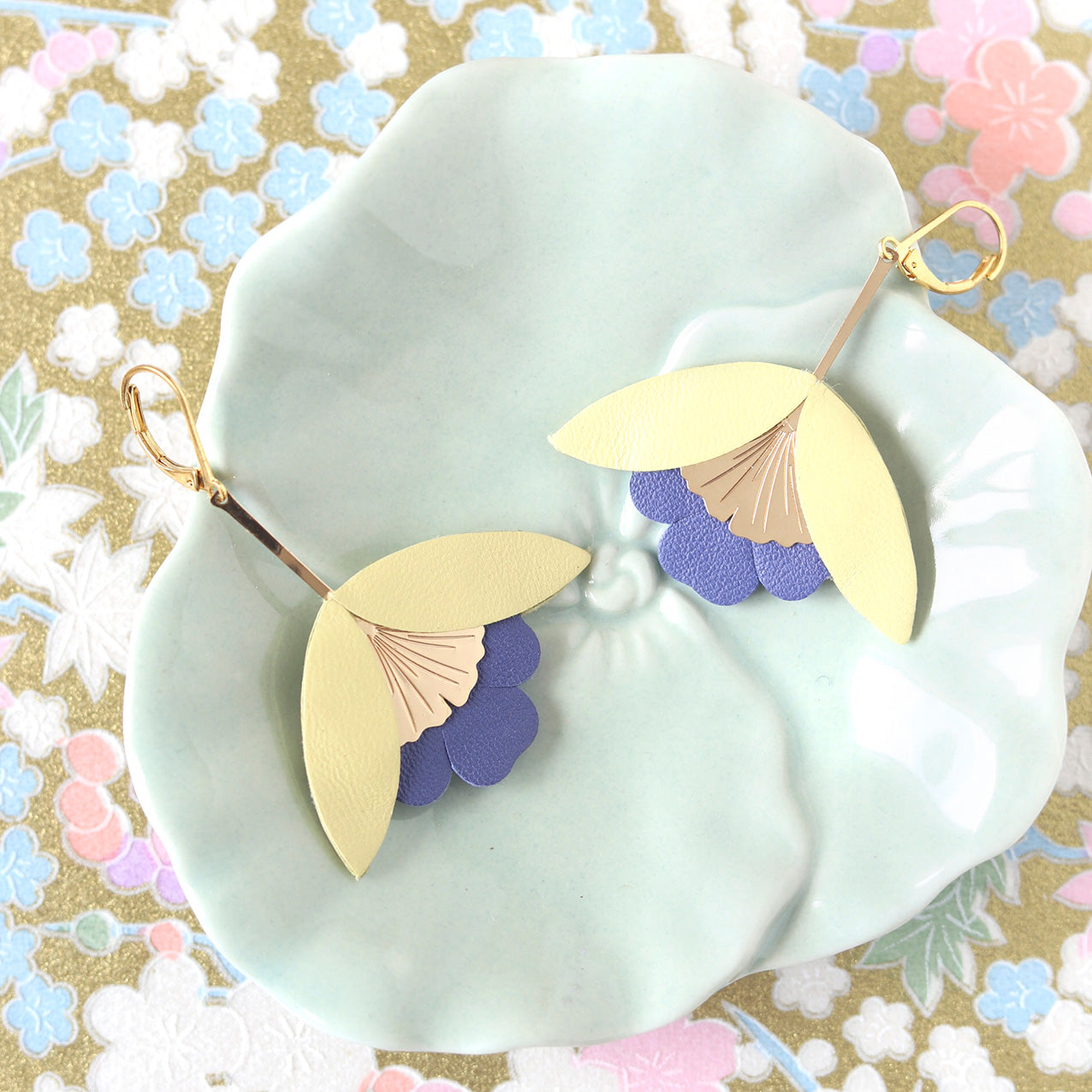Boucles d'oreilles Fleur de Ginkgo cuir jaune pâle et bleu campanule