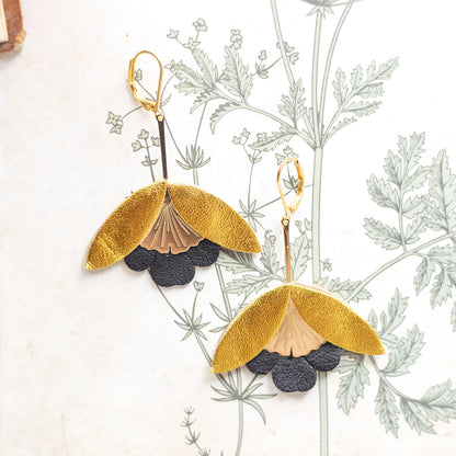 Boucles d'oreilles Fleurs de Ginkgo cuir doré et noir