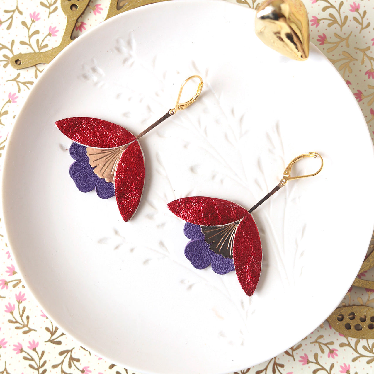 Ginkgo-Blume-Ohrringe aus metallisch rotem Leder und Iris-Lila
