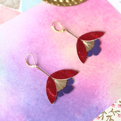 Boucles d'oreilles Fleur de Ginkgo cuir rouge métallisé et violet iris