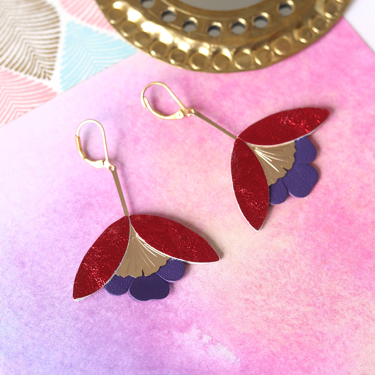 Ginkgo-Blume-Ohrringe aus metallisch rotem Leder und Iris-Lila