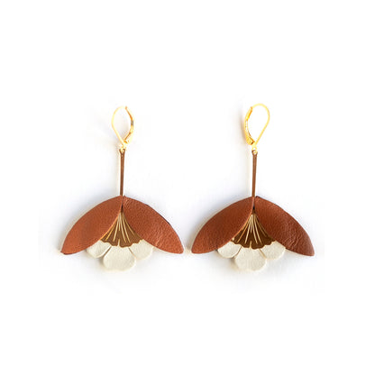Boucles d'oreilles Fleur de Ginkgo cuir marron camel et blanc
