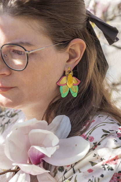 Boucles d’oreilles papillons de nuit bleu outremer, doré, vert métallisé