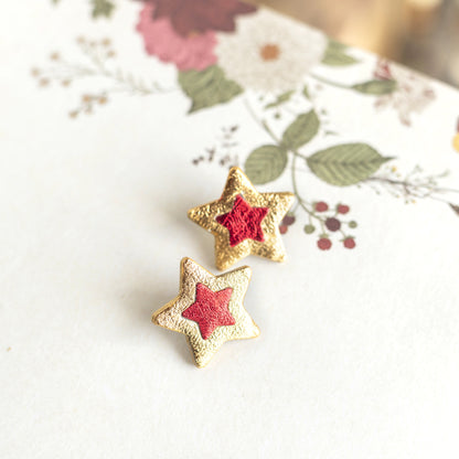 Boucles d'oreilles puces Etoiles - cuir doré et rouge métallisé