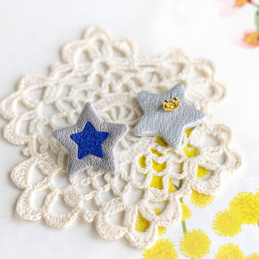 Boucles d'oreilles puces Etoiles - cuir argenté et bleu outremer métallisé