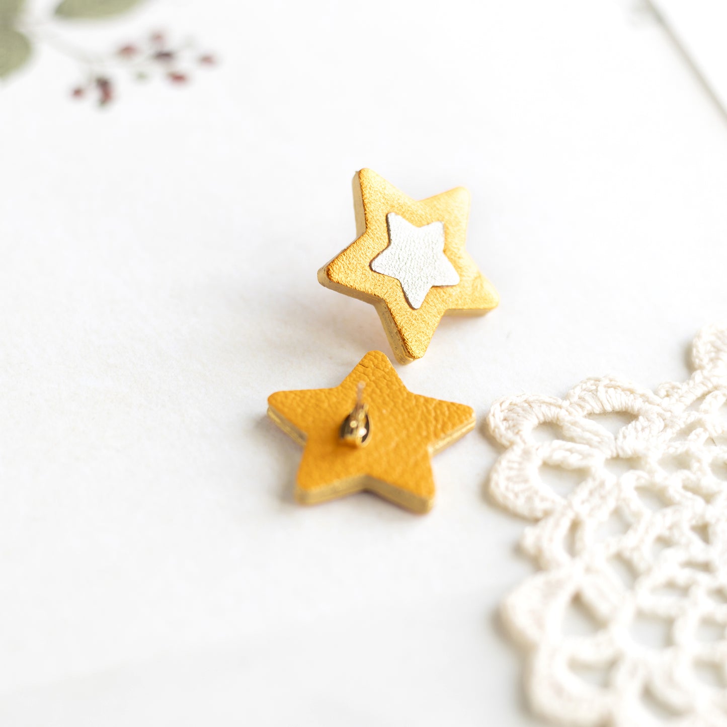 Boucles d'oreilles puces Etoiles - cuir orange métallisé et platine