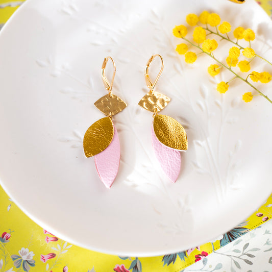 Lozaa-Ohrringe – goldenes Leder und gezuckerte rosa Blütenblätter