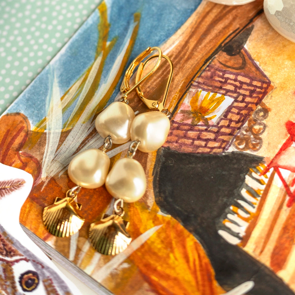 Boucles d'oreilles perles blanches et coquilles dorées