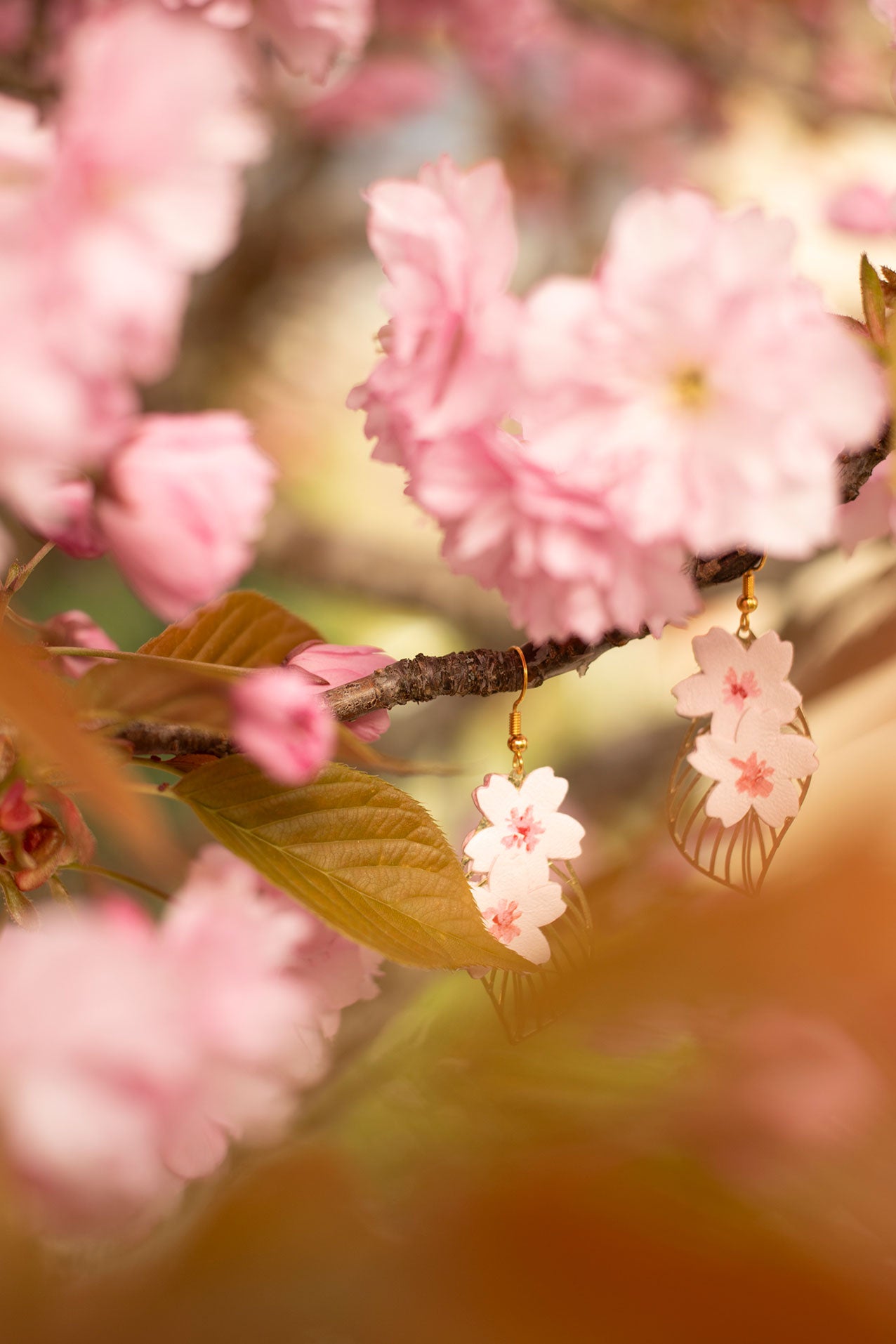 Boucles d'oreilles Sakura roses avec feuilles