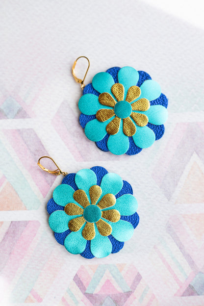 Boucles d'oreilles fleurs de Zinnia - cuir bleu turquoise et bleu outremer métallisé