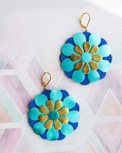 Boucles d'oreilles fleurs de Zinnia - cuir bleu turquoise et bleu outremer métallisé