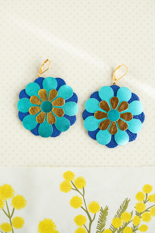 Boucles d'oreilles fleurs de Zinnia - cuir bleu turquoise et bleu outremer métallisé