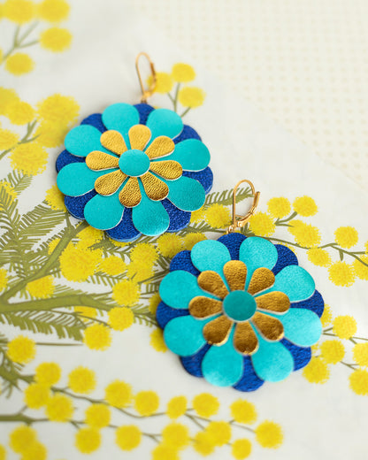 Boucles d'oreilles fleurs de Zinnia - cuir bleu turquoise et bleu outremer métallisé