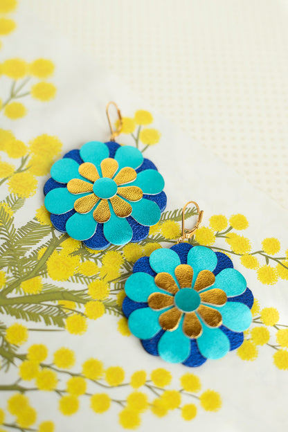 Boucles d'oreilles fleurs de Zinnia - cuir bleu turquoise et bleu outremer métallisé