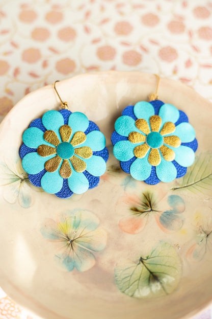 Boucles d'oreilles fleurs de Zinnia - cuir bleu turquoise et bleu outremer métallisé