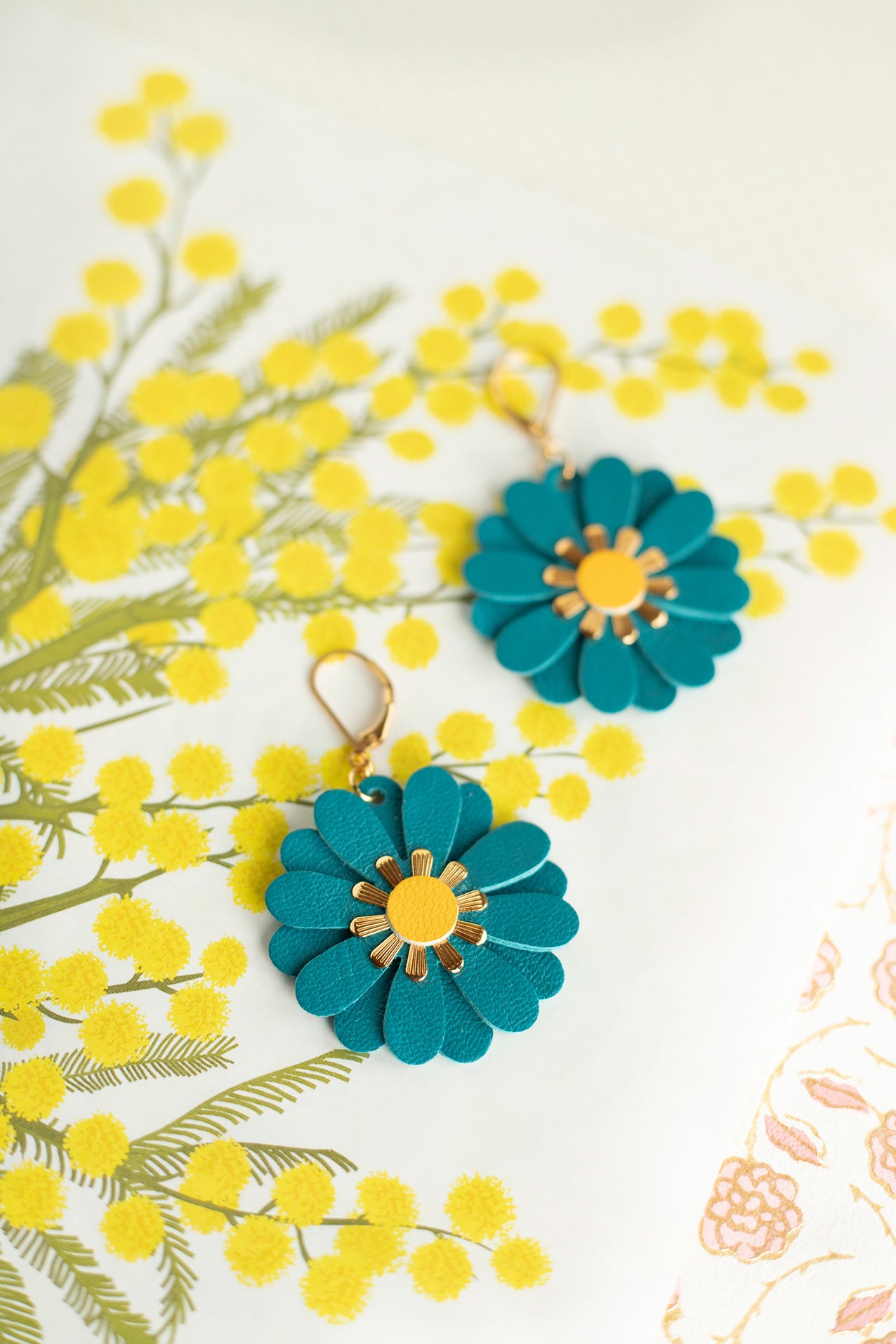 Zinnia-Blumenohrringe – entenblaues und gelbes Leder