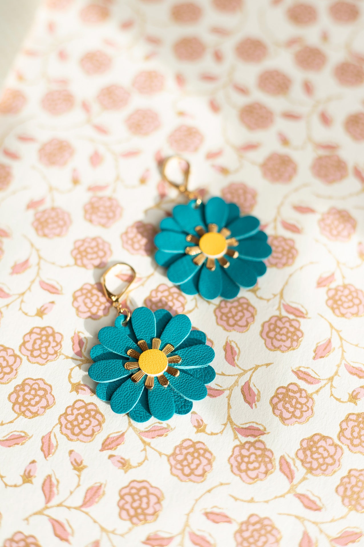 Zinnia-Blumenohrringe – entenblaues und gelbes Leder