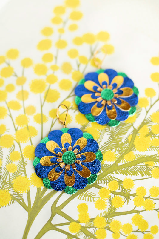 Boucles d'oreilles fleurs de Zinnia - cuir bleu outremer et vert métallisé
