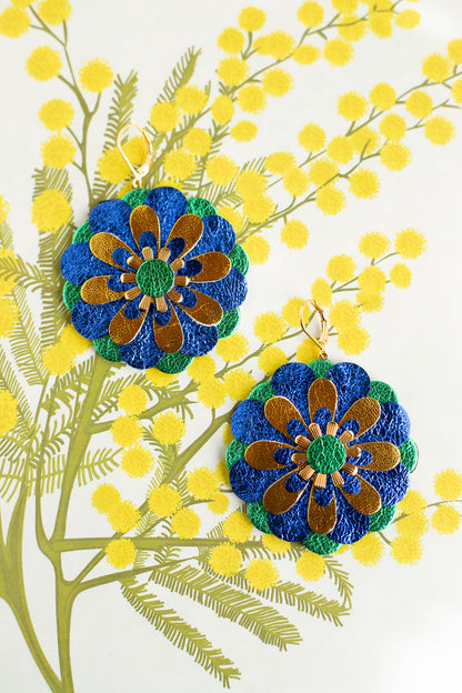 Boucles d'oreilles fleurs de Zinnia - cuir bleu outremer et vert métallisé