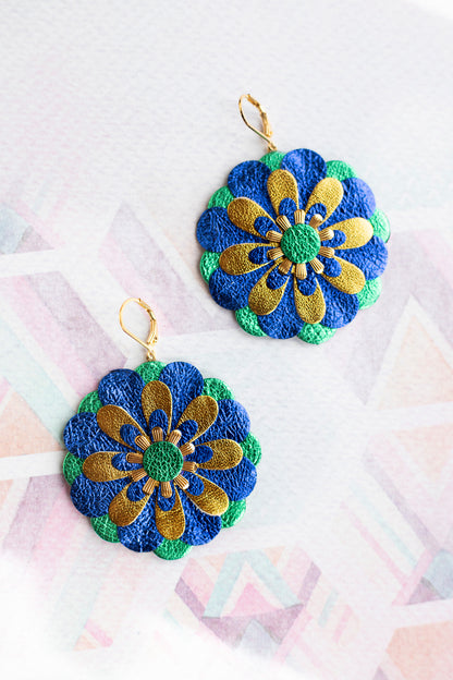 Boucles d'oreilles fleurs de Zinnia - cuir bleu outremer et vert métallisé