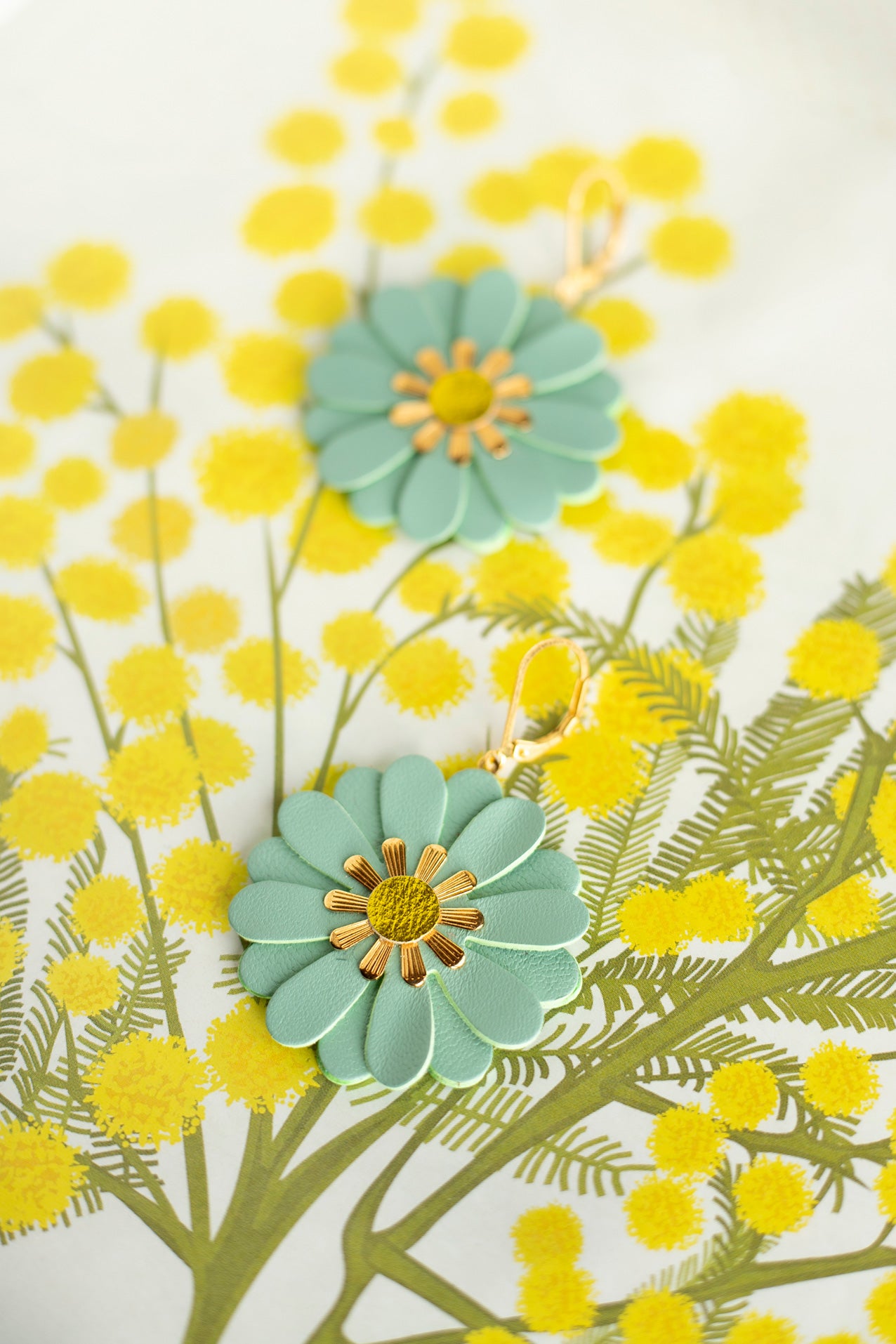 Zinnia-Blumenohrringe – Seladonleder