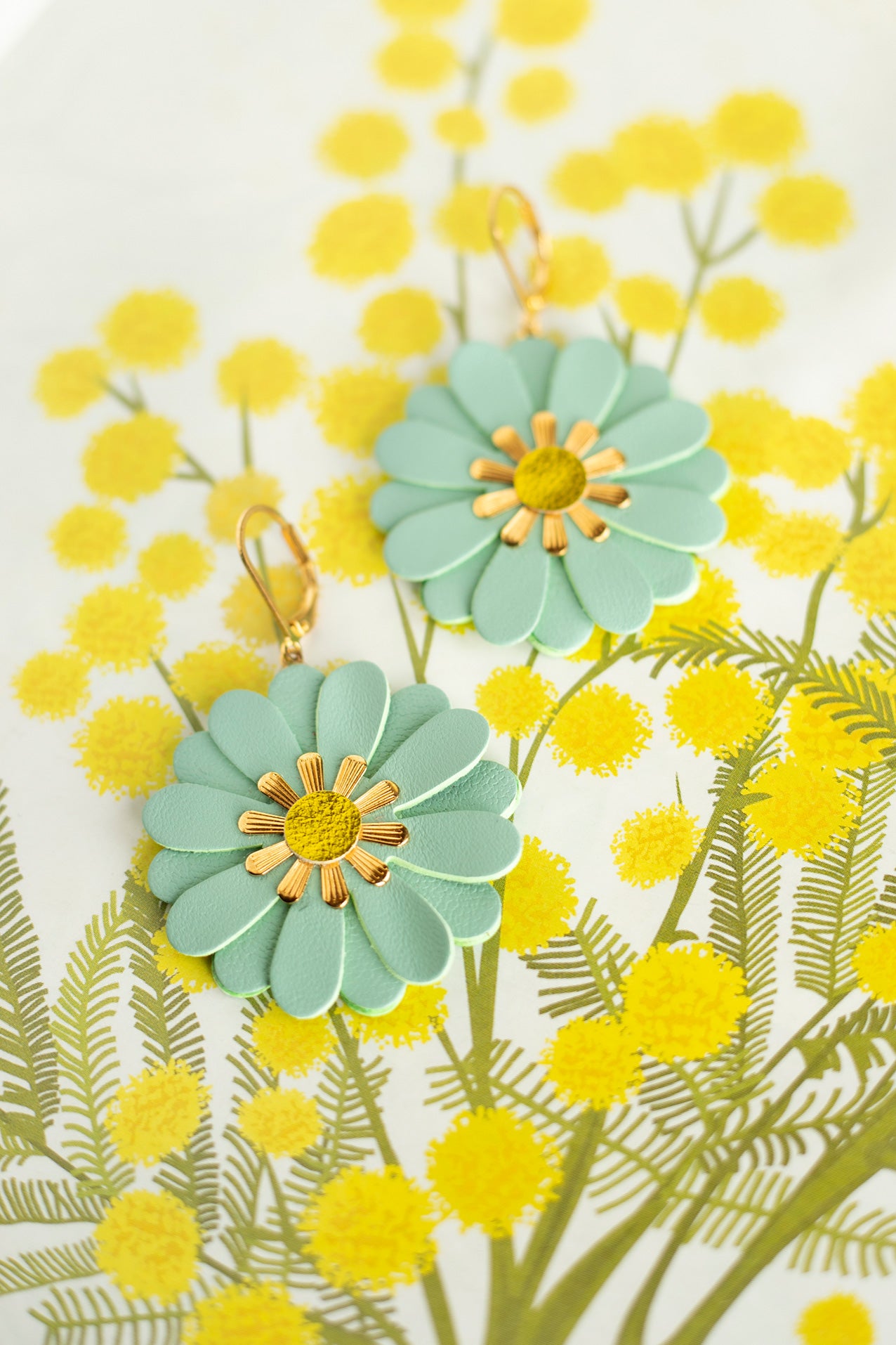 Zinnia-Blumenohrringe – Seladonleder