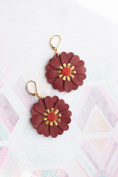 Boucles d'oreilles fleurs de Zinnia - cuir rouge Bourgogne et rouge métallisé