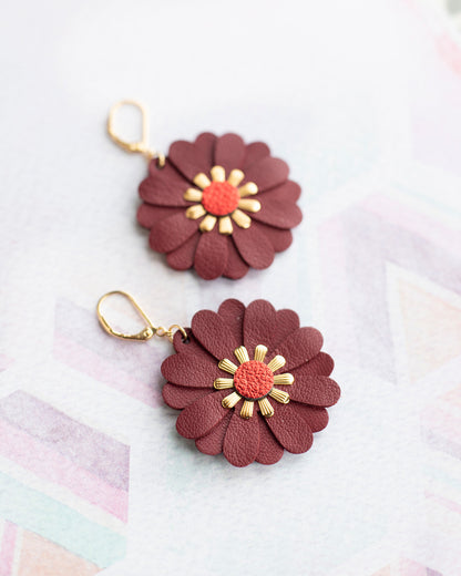 Boucles d'oreilles fleurs de Zinnia - cuir rouge Bourgogne et rouge métallisé