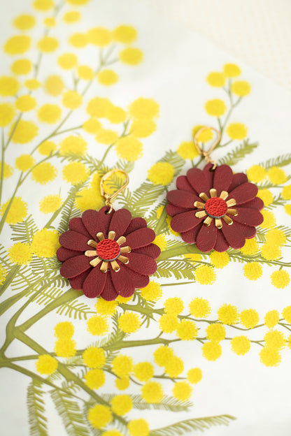 Boucles d'oreilles fleurs de Zinnia - cuir rouge Bourgogne et rouge métallisé