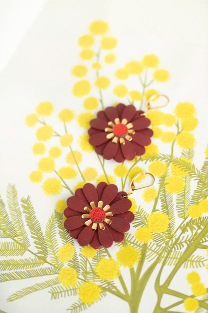 Boucles d'oreilles fleurs de Zinnia - cuir rouge Bourgogne et rouge métallisé