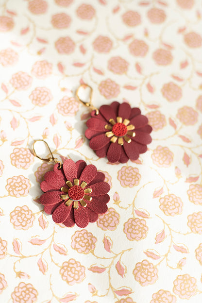 Boucles d'oreilles fleurs de Zinnia - cuir rouge Bourgogne et rouge métallisé