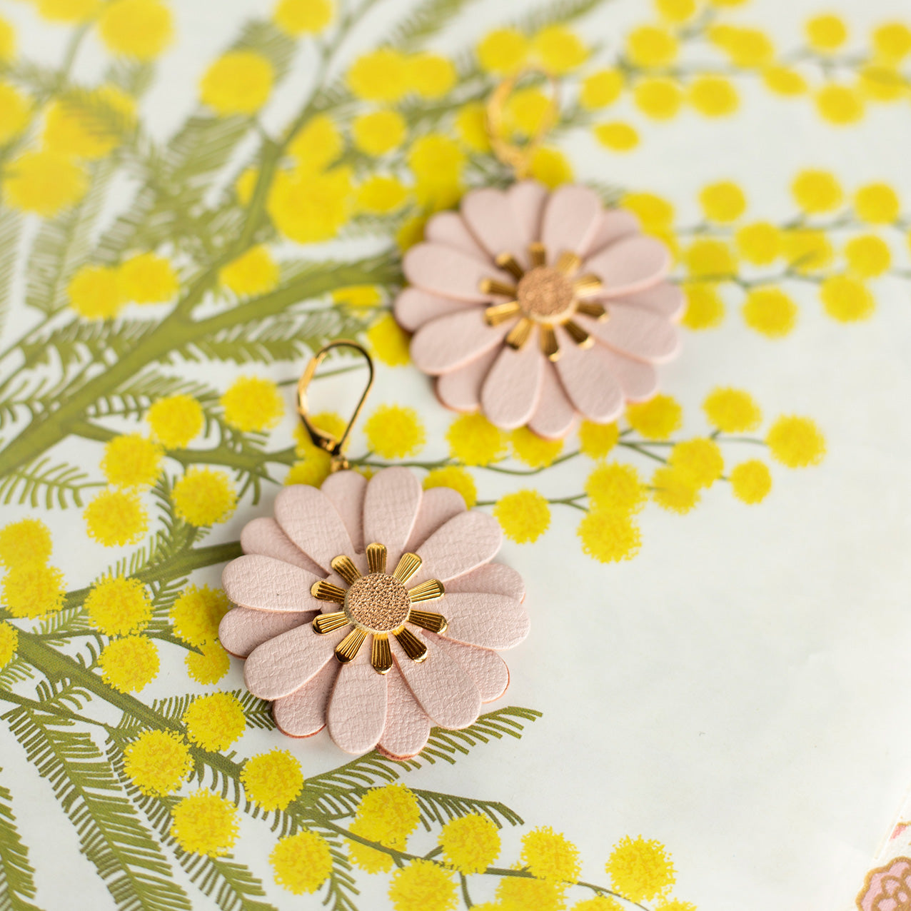 Zinnia-Blumenohrringe - blassrosa Leder