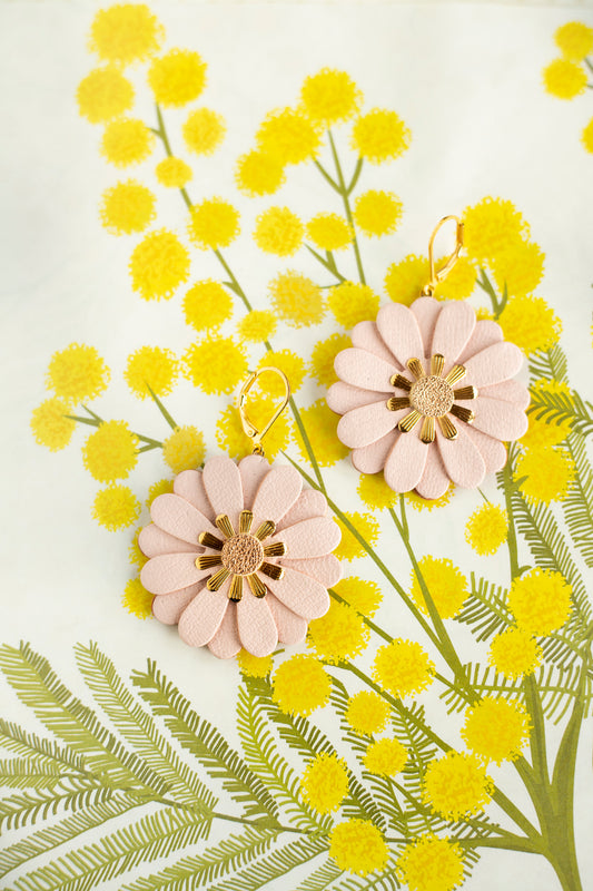 Zinnia-Blumenohrringe - blassrosa Leder