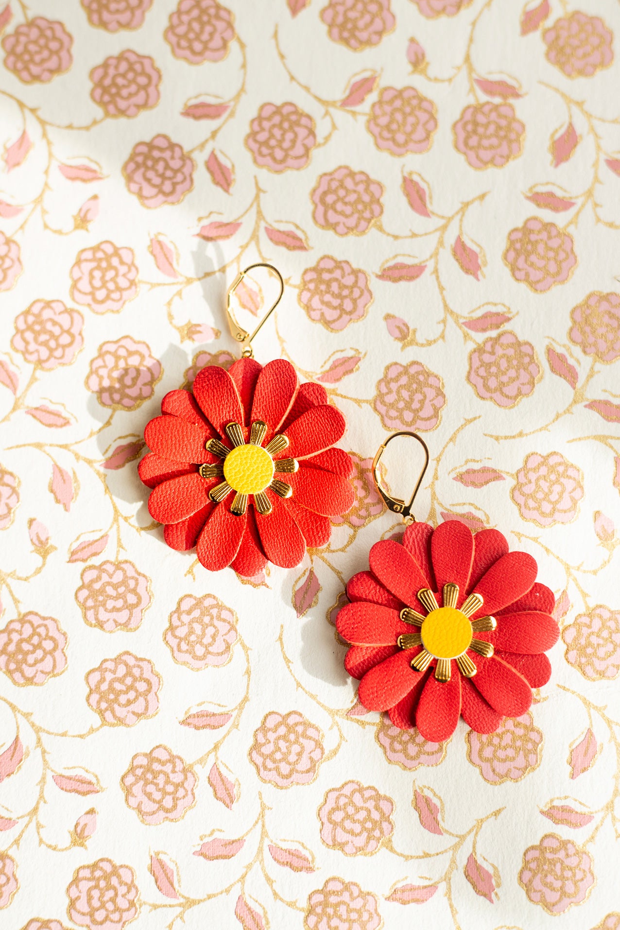 Zinnia-Blumenohrringe – leuchtend rotes und gelbes Leder