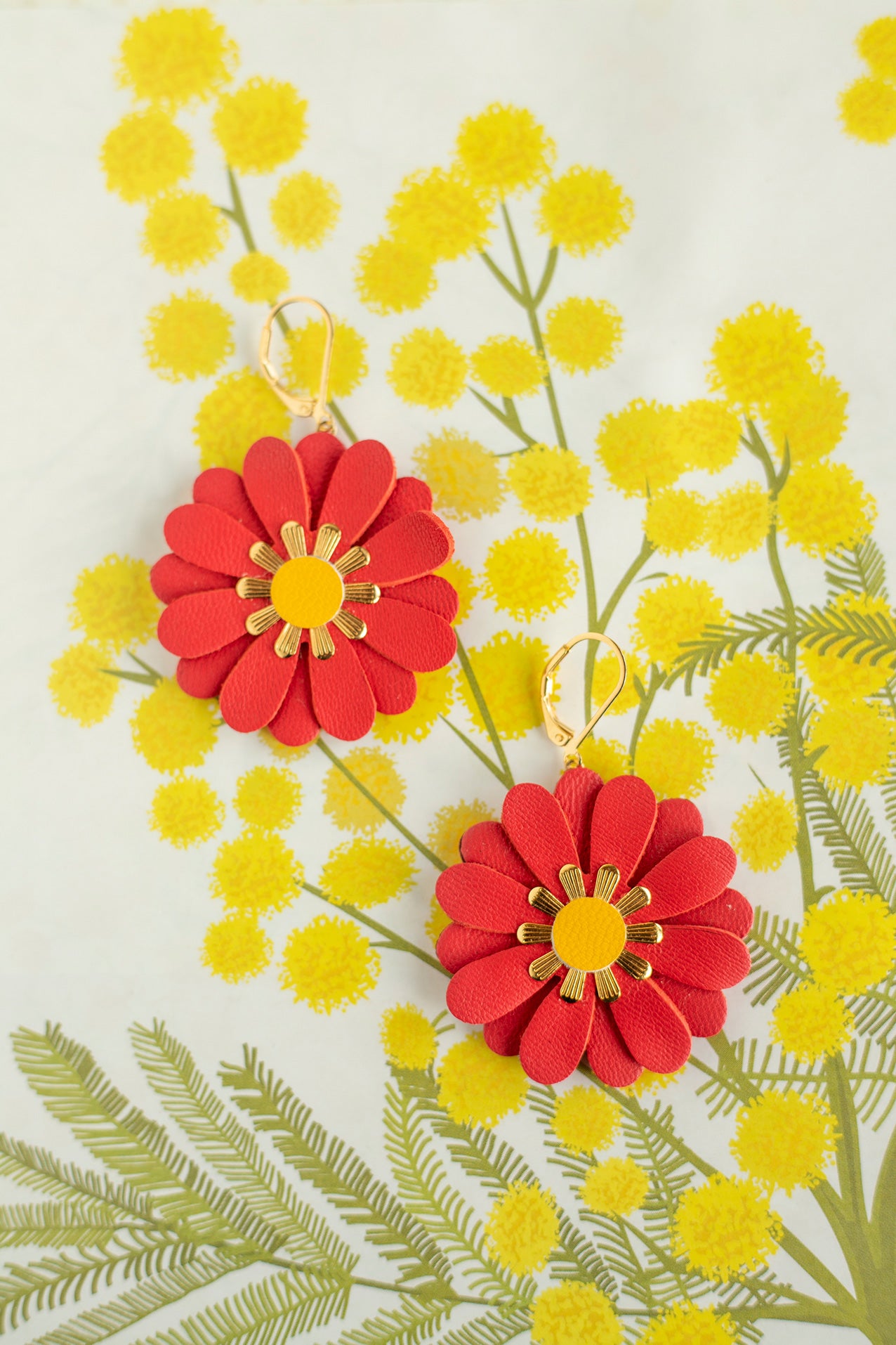 Zinnia-Blumenohrringe – leuchtend rotes und gelbes Leder