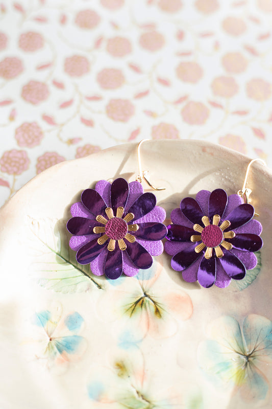 Boucles d'oreilles fleurs de Zinnia - cuir violet métallisé et améthyste