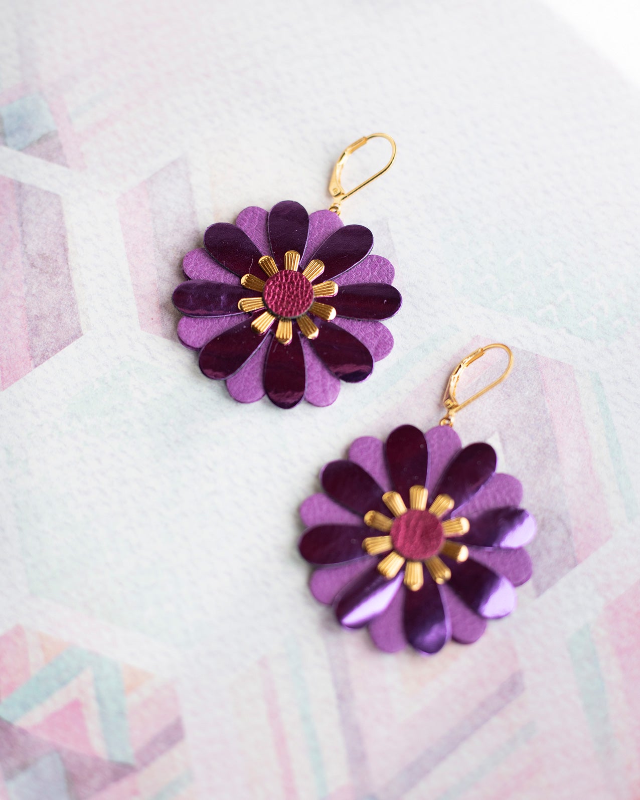 Zinnia-Blumenohrringe – metallisches lila Leder und Amethyst