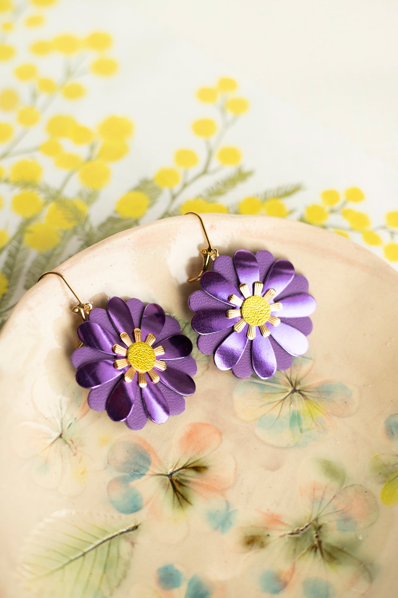 Zinnia-Blumenohrringe – Metallic-Lila und dunkelviolettes Leder