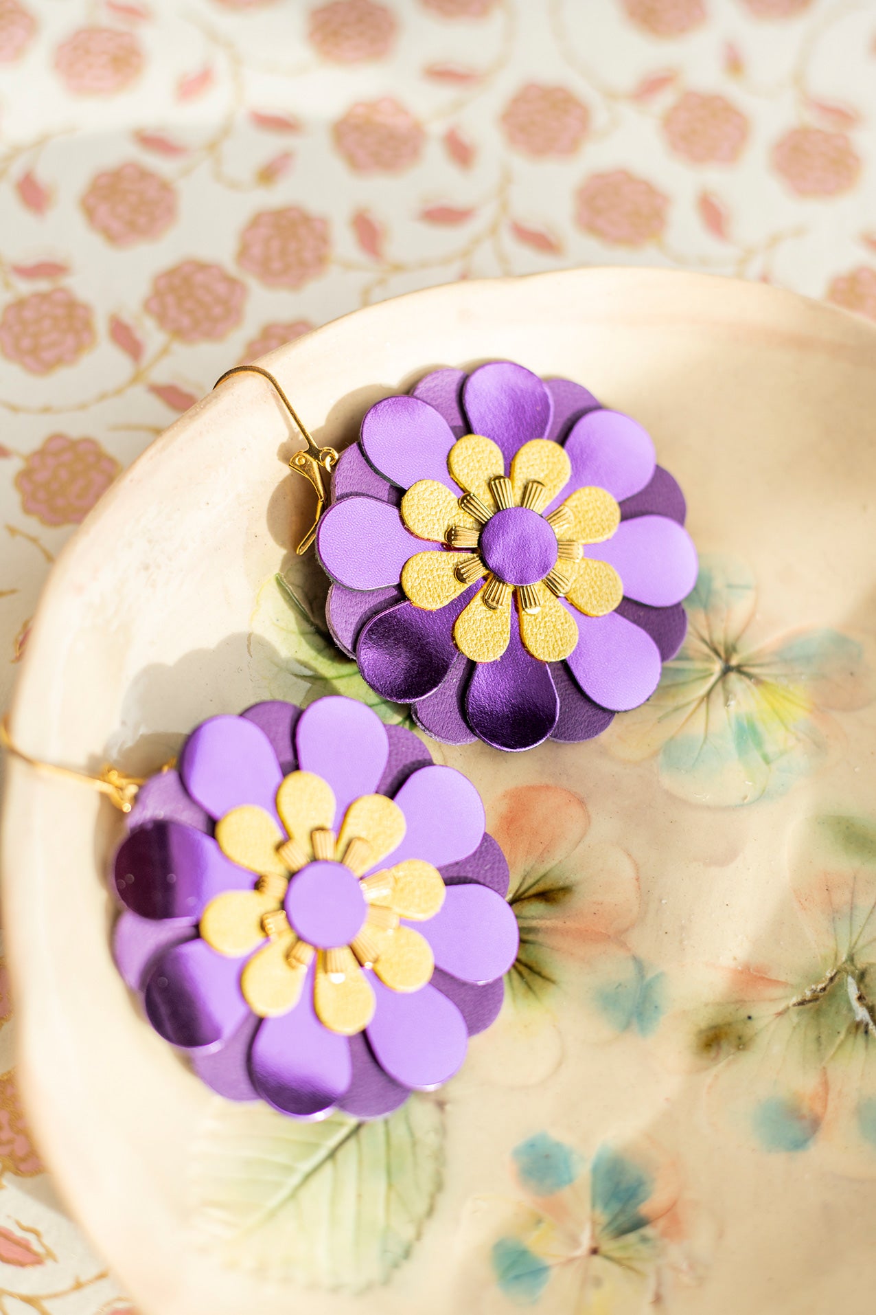 Zinnia-Blumenohrringe – metallisches lila und gelbes Leder
