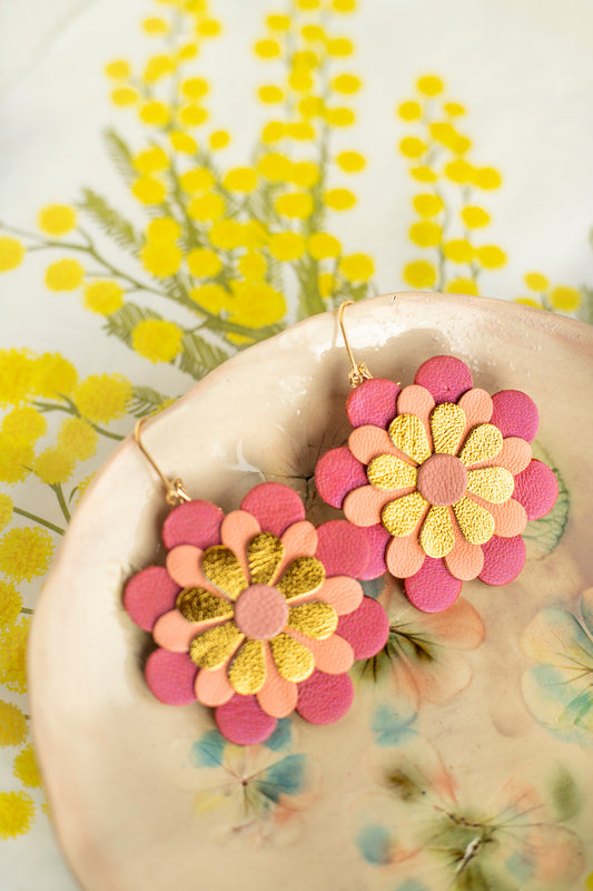 Boucles d'oreilles fleurs de Zinnia - cuir doré, rose saumon et framboise