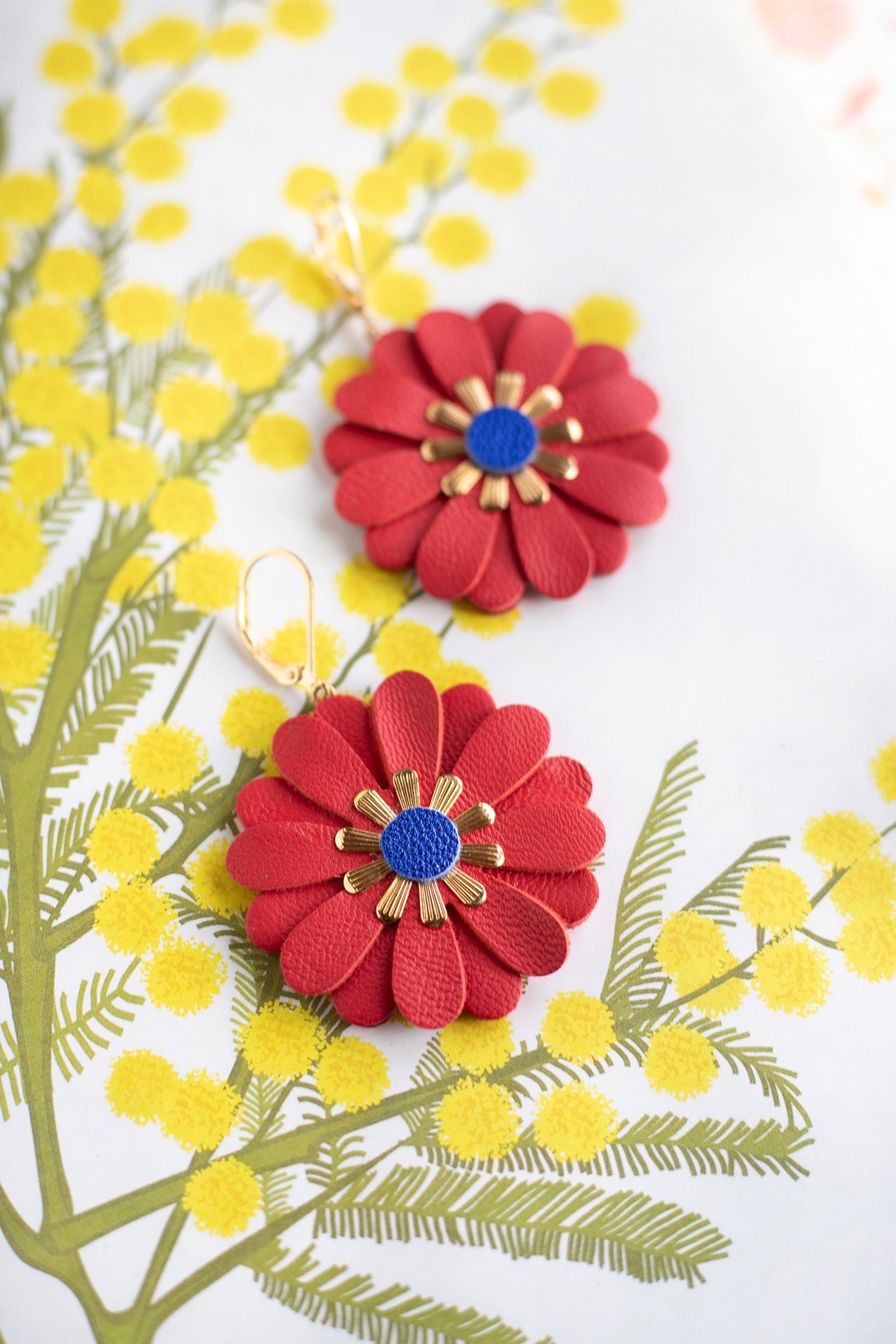 Zinnia-Blumenohrringe – leuchtend rotes Leder und metallisches Blau